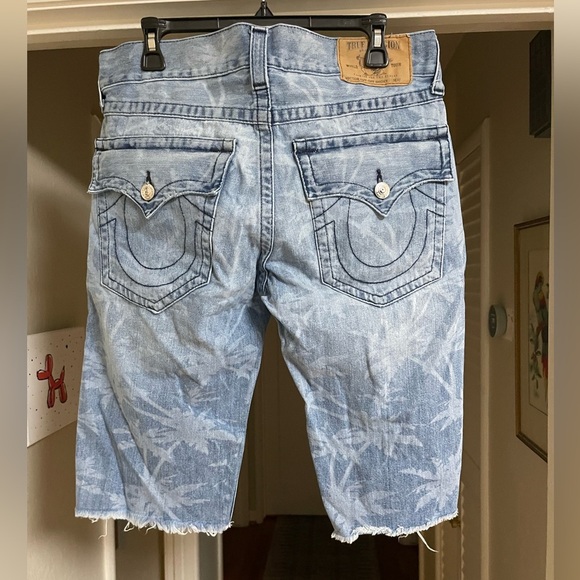 True Religion Men's Straight Flap Cut-Off Shorts-Indigo Grove EUC - Picture 3 of 8